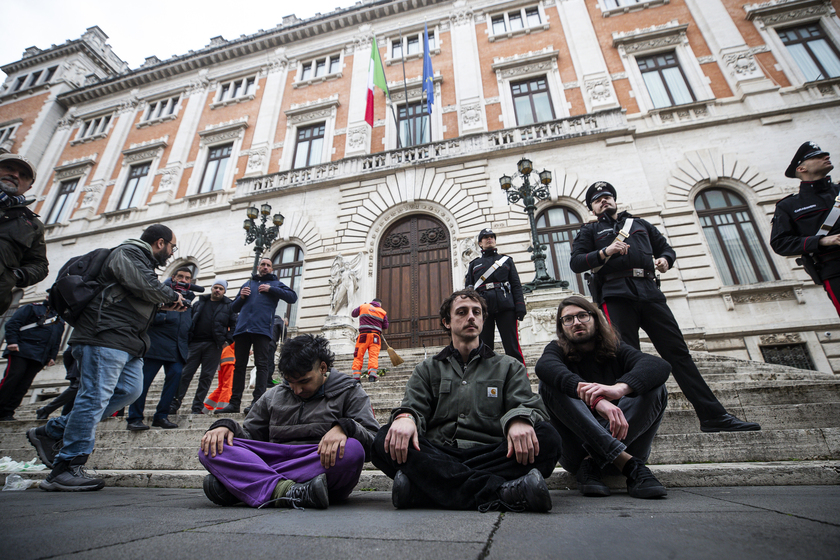 Cibo marcio contro scalinata Parlamento, blitz ambientalisti