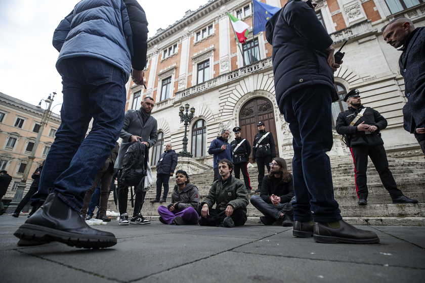 Cibo marcio contro scalinata Parlamento, blitz ambientalisti