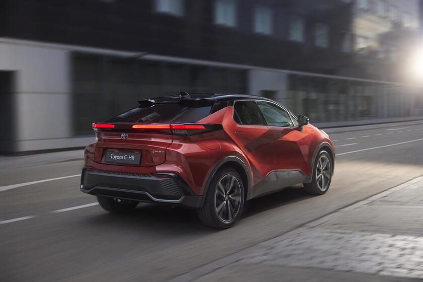 Toyota C-HR Lounge Hero