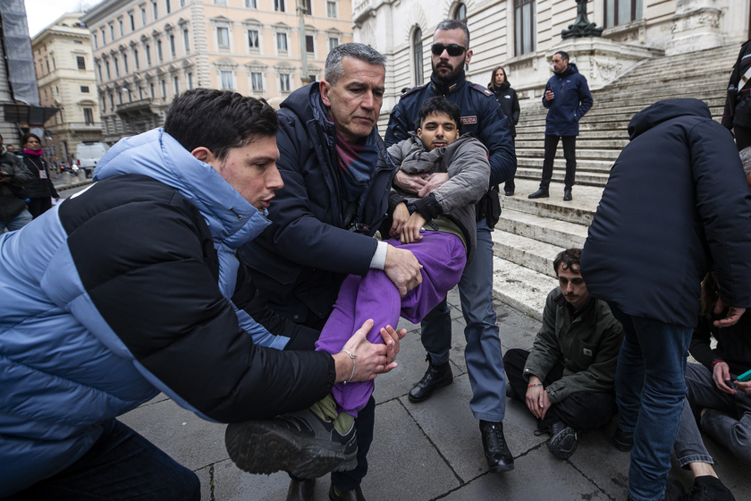 Cibo marcio contro scalinata Parlamento, blitz ambientalisti