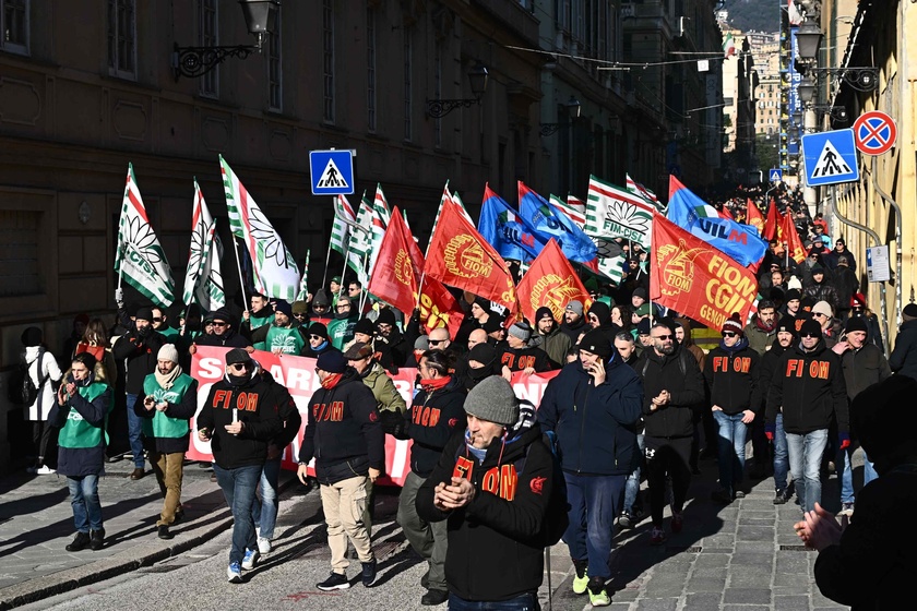 Contratto metalmeccanici, lavoratori in corteo a Genova