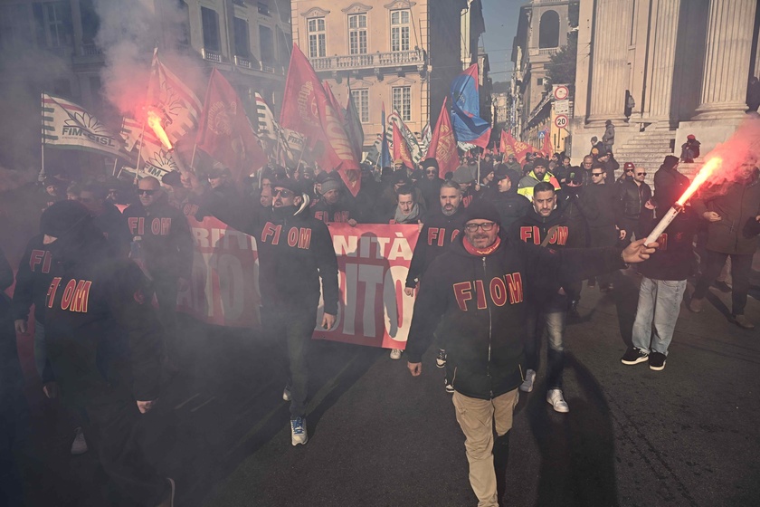 Contratto metalmeccanici, lavoratori in corteo a Genova