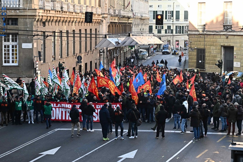 Contratto metalmeccanici, lavoratori in corteo a Genova