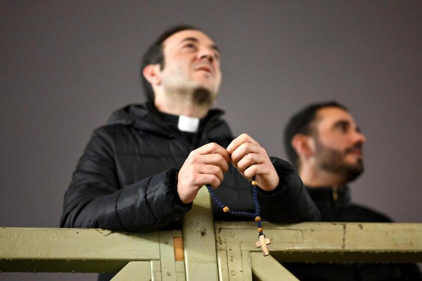 LA CHIESA PREGA PER IL PAPA, IL ROSARIO A PIAZZA SAN PIETRO