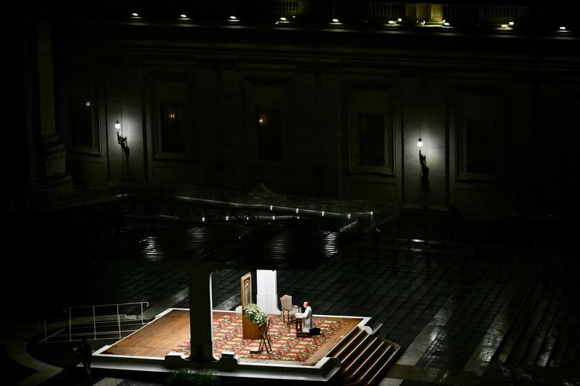 LA CHIESA PREGA PER IL PAPA, IL ROSARIO A PIAZZA SAN PIETRO