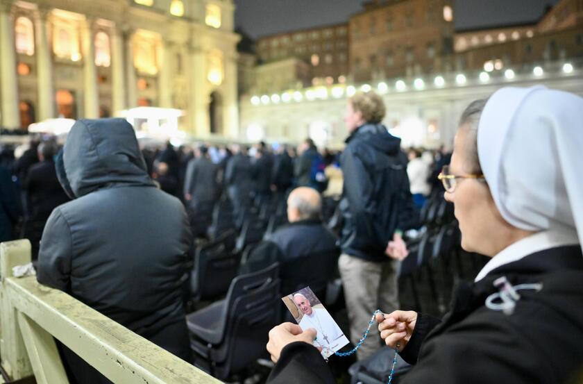 LA CHIESA PREGA PER IL PAPA, IL ROSARIO A PIAZZA SAN PIETRO