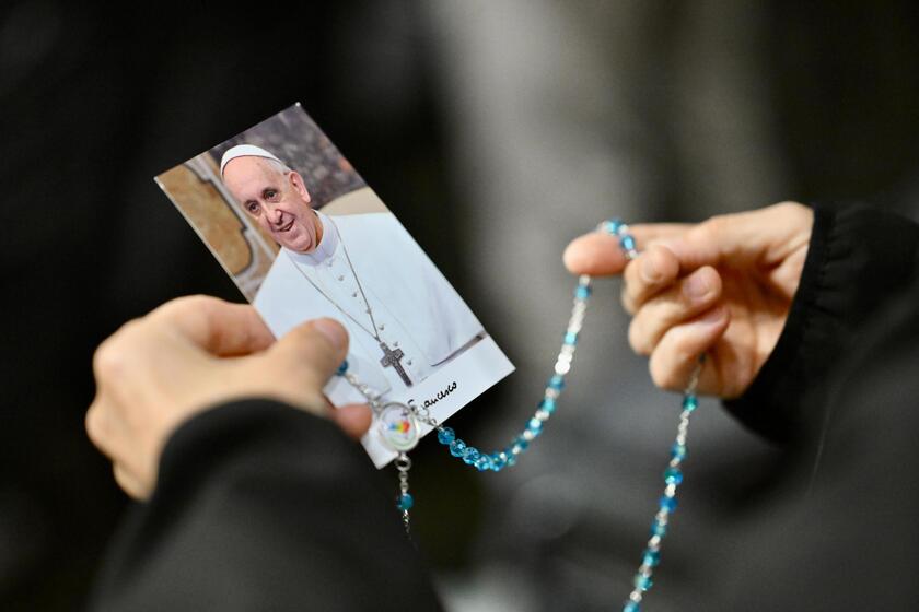 LA CHIESA PREGA PER IL PAPA, IL ROSARIO A PIAZZA SAN PIETRO