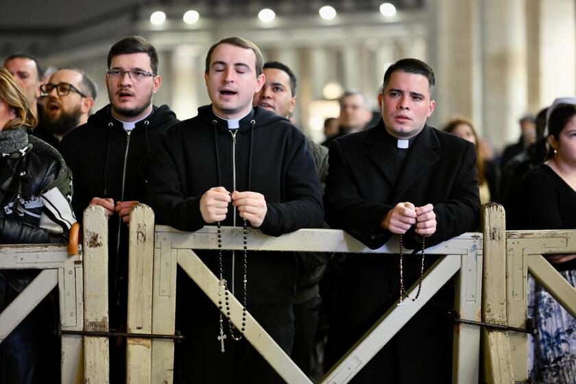 LA CHIESA PREGA PER IL PAPA, IL ROSARIO A PIAZZA SAN PIETRO