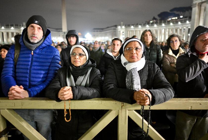 LA CHIESA PREGA PER IL PAPA, IL ROSARIO A PIAZZA SAN PIETRO