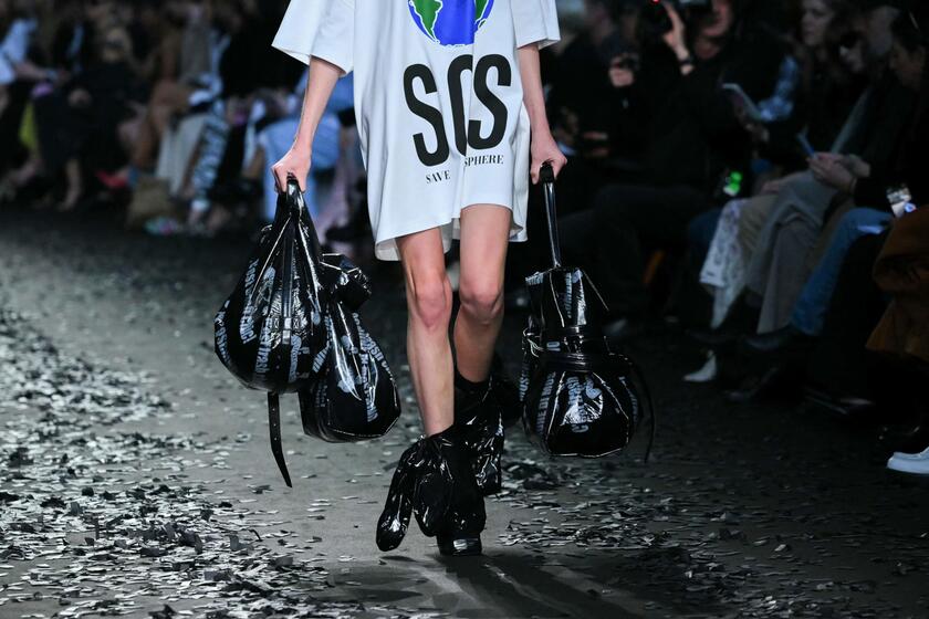 Moschino sovversivo, il sartoriale scomposto ed esposto