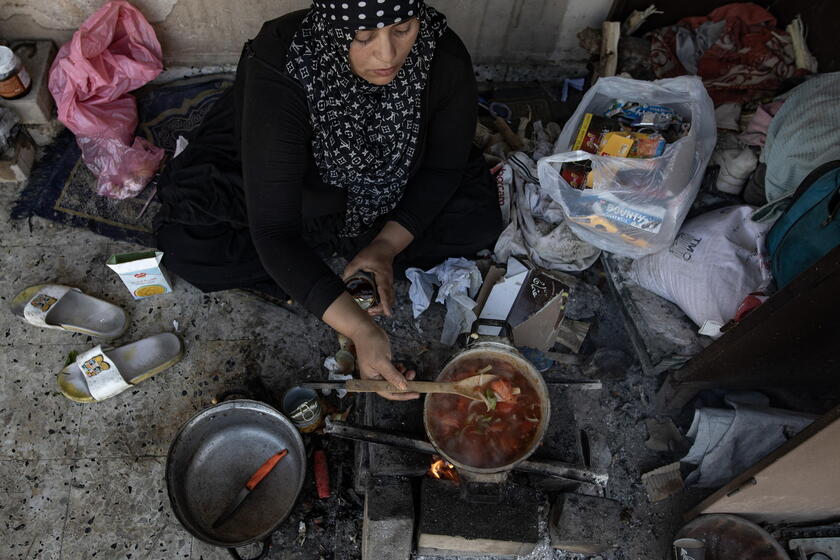 Palestinian family in Gaza shares Iftar amid home rubble