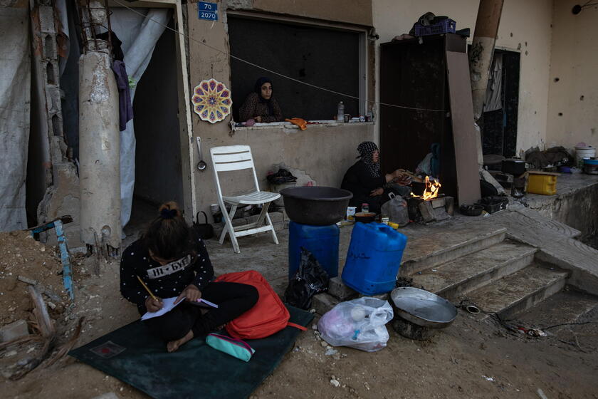 Palestinian family in Gaza shares Iftar amid home rubble