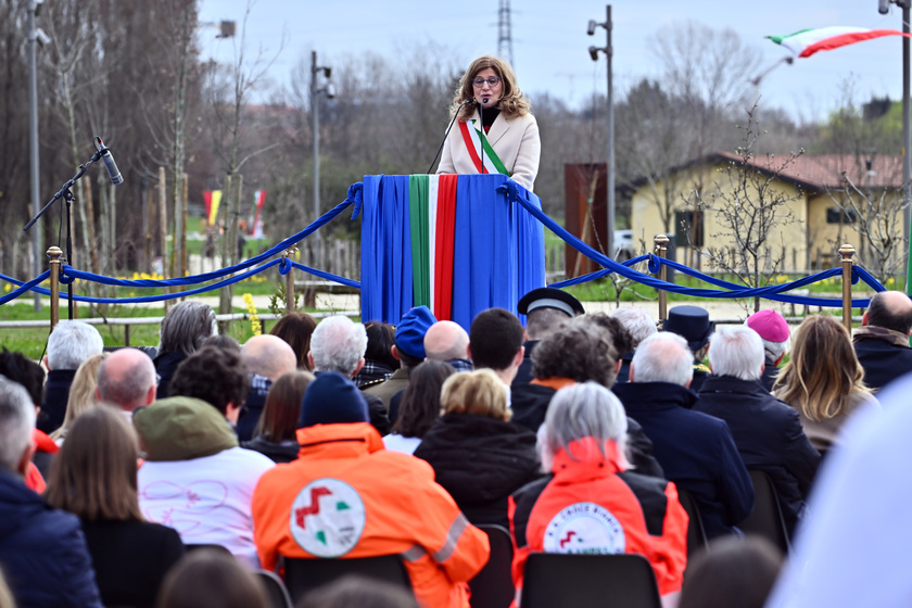 Minuto di silenzio in Consiglio Lombardia per vittime Covid