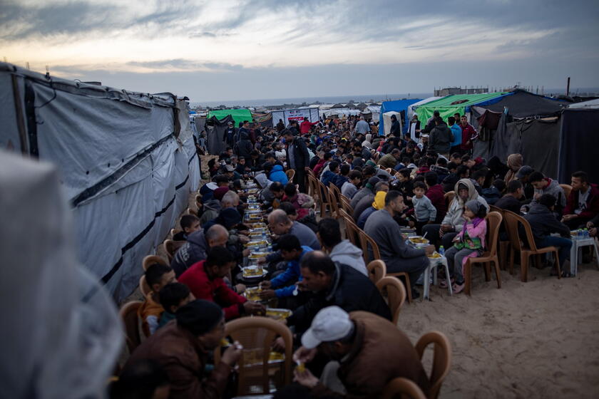 Palestinians in Khan Younis gather to break fast on Ramadan's fourth day