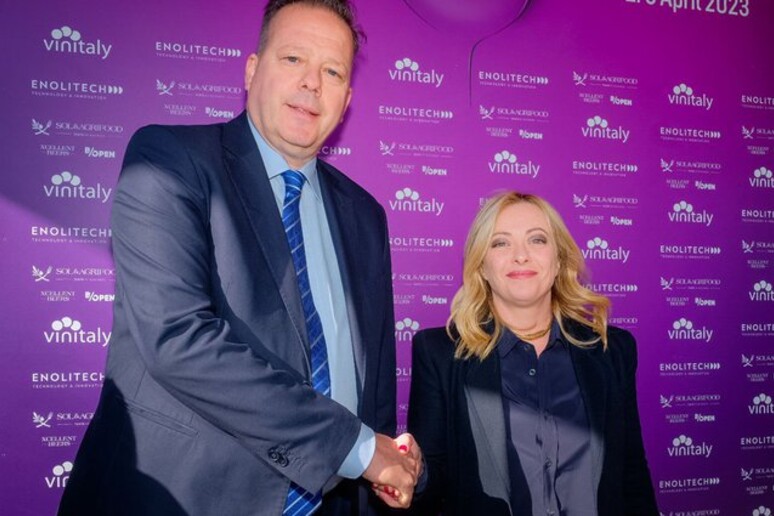 La premier Giorgia Meloni ricevuta al Vinitaly dal presidente di Veronafiere Federico Bricolo - RIPRODUZIONE RISERVATA