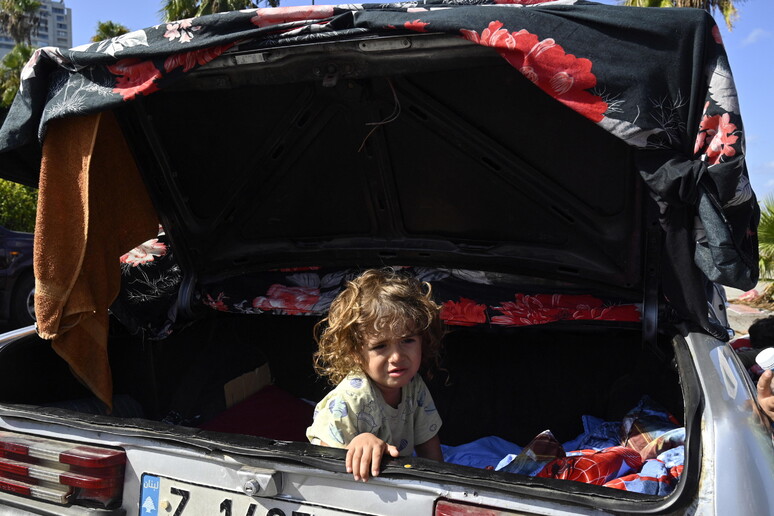 Bimba in una strada di Beirut © ANSA/EPA