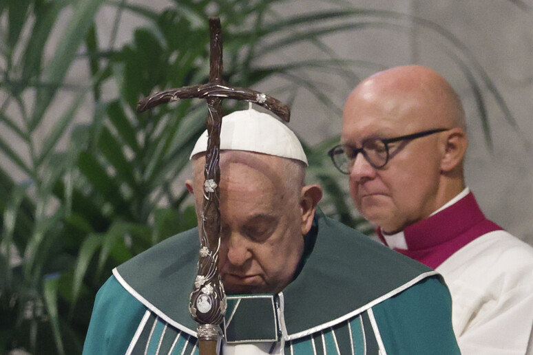 Il Papa in raccoglimento davanti alla Cattedra di San Pietro - ALL RIGHTS RESERVED