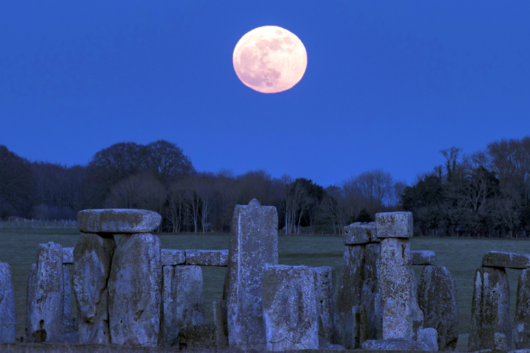 La Luna potrebbe aver influenzato la costruzione di Stonehenge (fonte: Andre Pattenden/English Heritage, CC-BY4.0) - RIPRODUZIONE RISERVATA