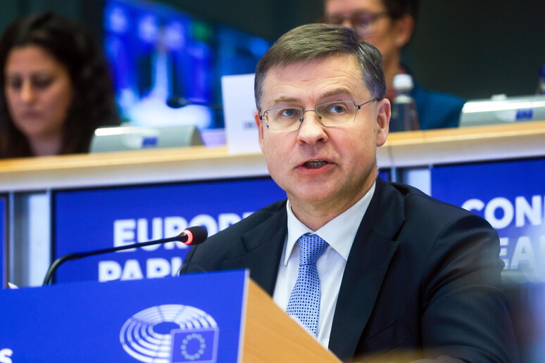 Dombrovskis: "L 'Ue dovrà valutare finanziamenti, anche comuni" © ANSA/EPA