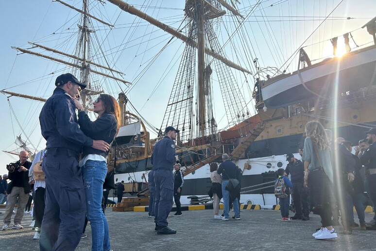 El Amerigo Vespucci en Abu Dhabi - RIPRODUZIONE RISERVATA