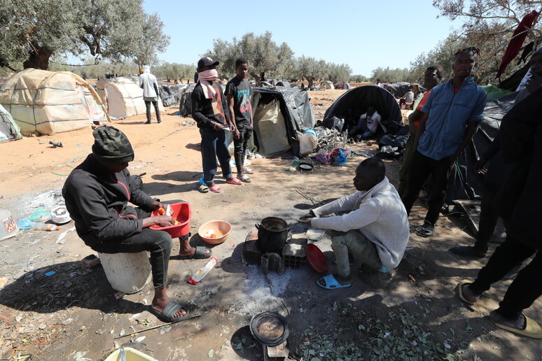 Migranti sub-sahariani in Tunisia © ANSA/EPA