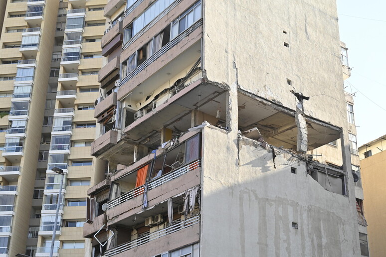 Attacco di Israele nel centro di Beirut, colpito un condominio nei pressi dell 'incrocio di Kola © ANSA/EPA