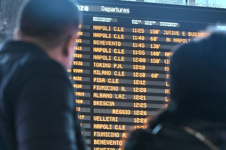 Il tabellone degli orari dei treni con i minuti di ritardo alla stazione di Roma Termini, 11/1/25 - RIPRODUZIONE RISERVATA