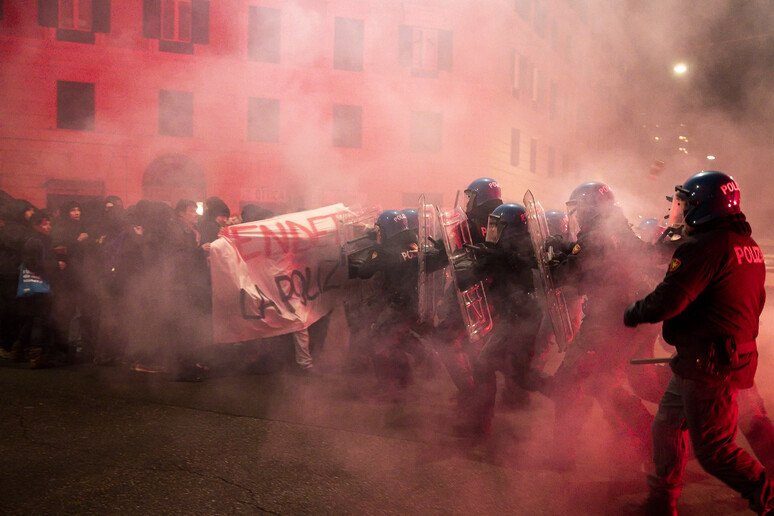 Un momento degli scontri a Roma alla manifestazione per Ramy - RIPRODUZIONE RISERVATA