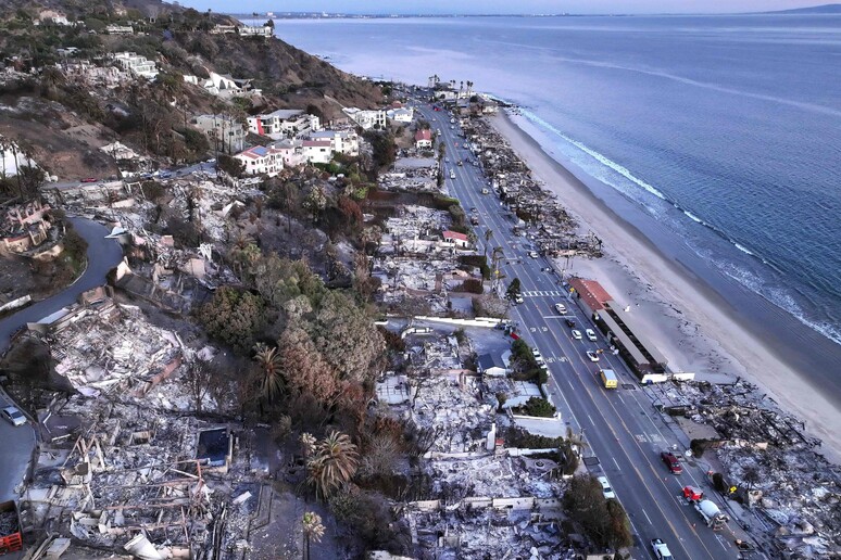 US-POWERFUL-WINDS-FUEL-MULTIPLE-FIRES-ACROSS-LOS-ANGELES-AREA