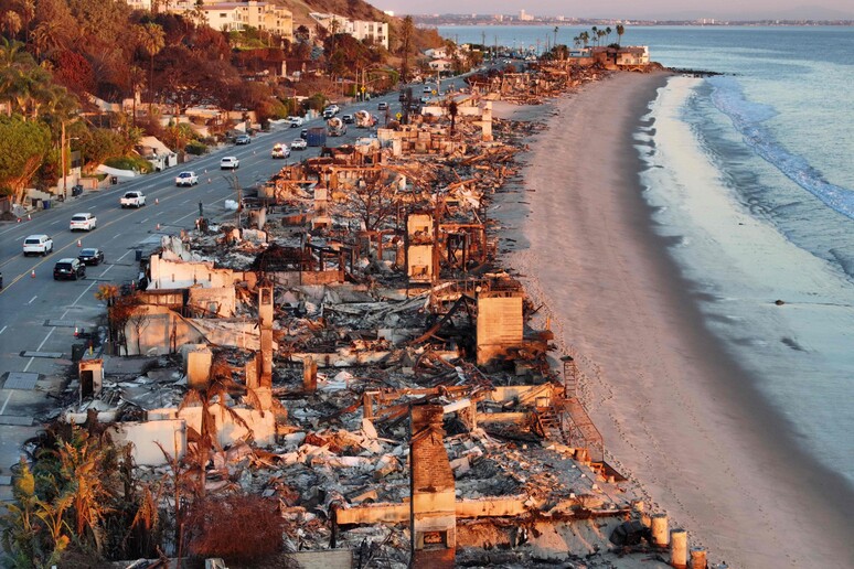 Il litorale di Malibù, in California, distrutto dagli incendi