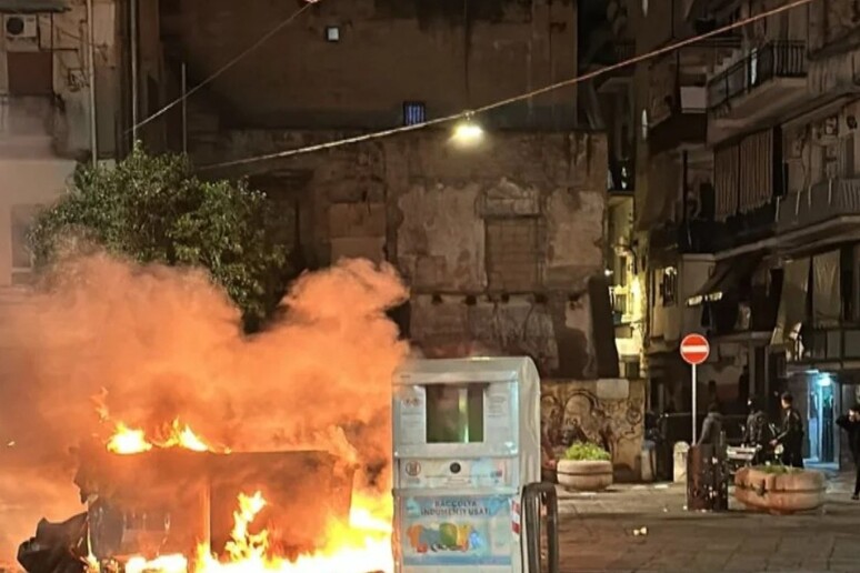 'Guerriglia urbana ' a Napoli per il cippo di Sant 'Antonio - RIPRODUZIONE RISERVATA