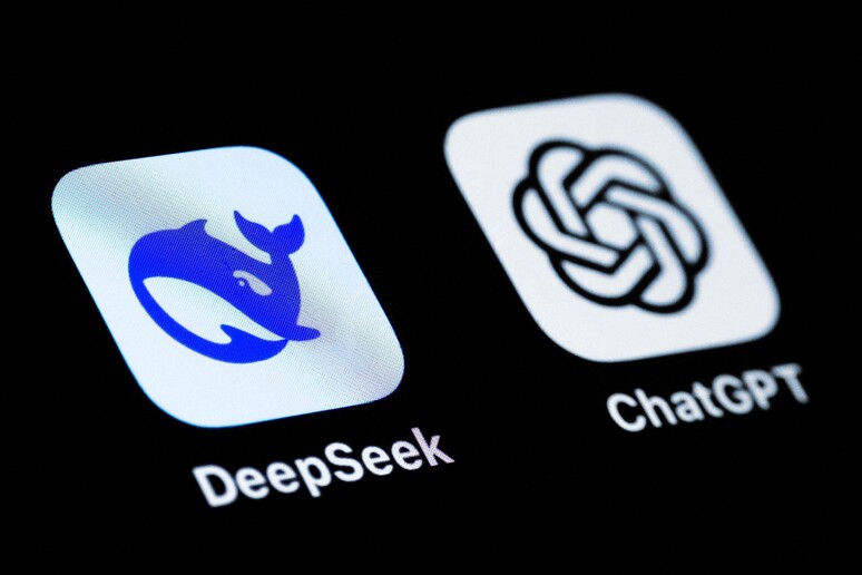 Le app di DeepSeek e ChatGpt © ANSA/AFP