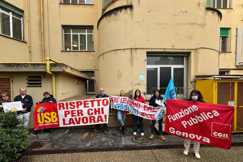 Protesta lavoratori al Gaslini contro la chiusura della mensa - RIPRODUZIONE RISERVATA