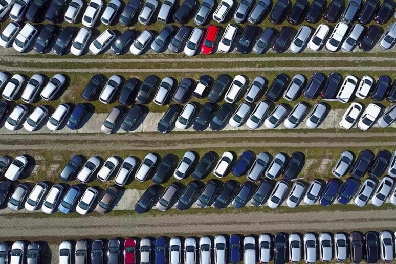 Auto e veicoli commerciali, in calo il noleggio nel 2024 - RIPRODUZIONE RISERVATA