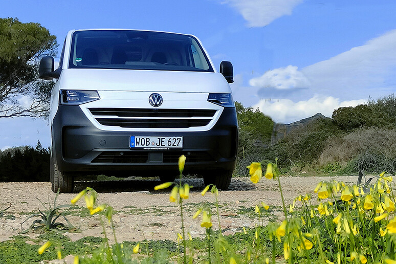 Volkswagen Transporter e Caravelle dal Bulli verso il futuro - RIPRODUZIONE RISERVATA