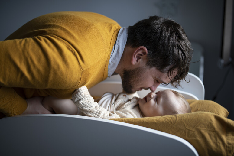 Un padre ha cura del suo bambino foto iStock. - RIPRODUZIONE RISERVATA