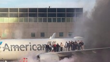 Un aereo dell'American Airlines prende fuoco a Denver